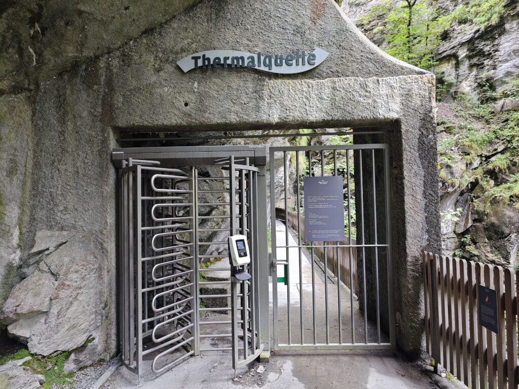 Nur gegen Bezahlung des Taminaschlucht Eintritts kommst du durch das Drehkreuz in die Quellenschlucht der Taminaschlucht