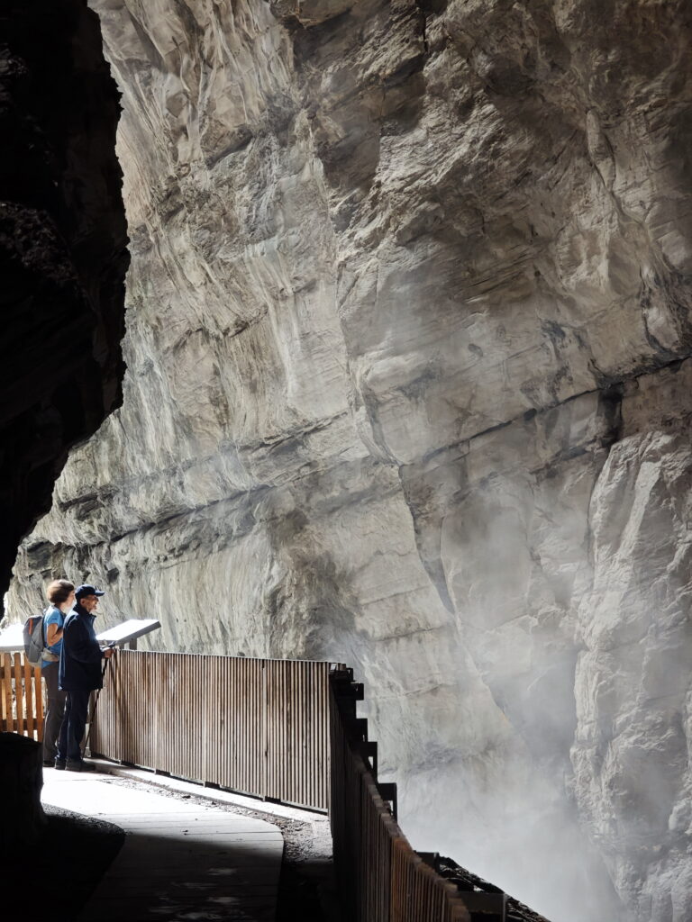 Das warme Thermalwasser dampft in der Taminaschlucht